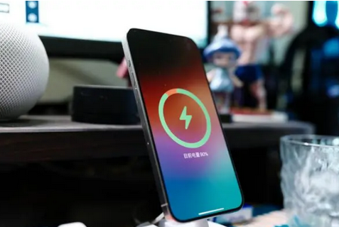 衡阳苹果15换屏服务分享用什么充电器给iPhone15充电更好 